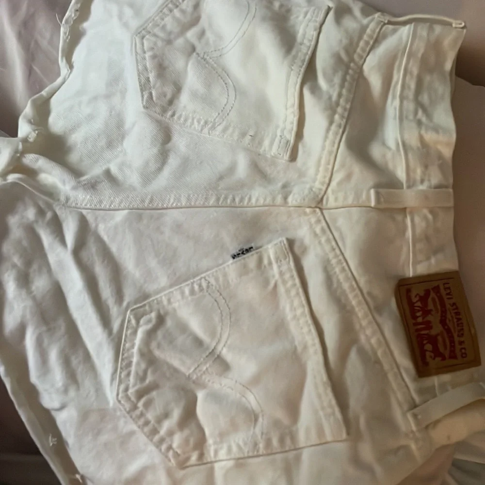 White levi high rise mom short - Picture 5 of 6